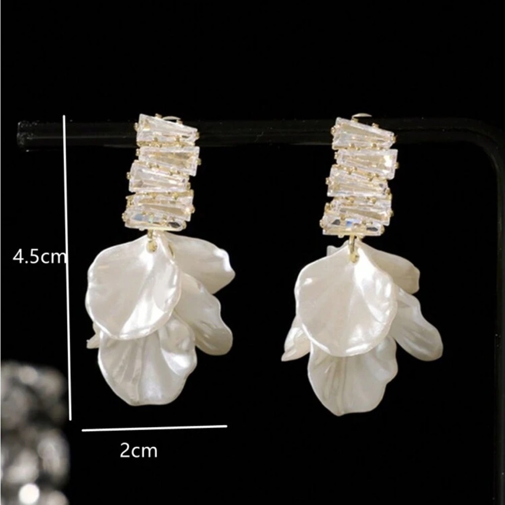 BRAND NEW🤍 French Vintage Style Pearl Rhinestone Earrings with Flower Pendant - Picture 3 of 6